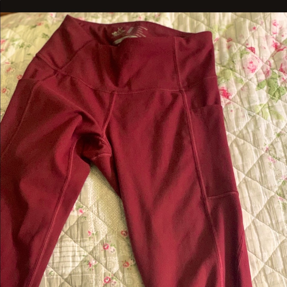 Never worn yoga pants with pockets